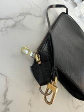 Load image into Gallery viewer, authentic preowned Louis Vuitton epi pochette black